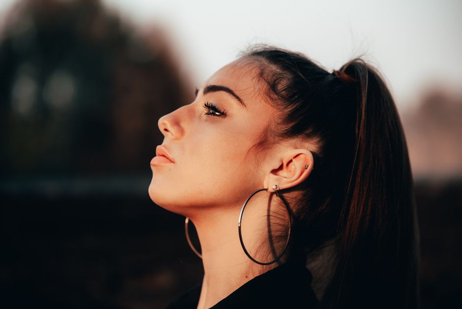 Perfil feminino em luz dourada